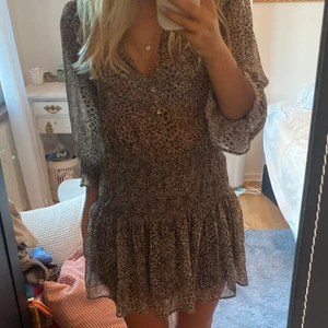 Zara klänning - Så fin leopardmönstrad zara klänning i storlek xs!!❤️