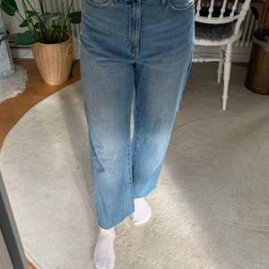 Dessa sköna jeans kommer tyvärr inte till användning här💕 har inga defekter och jag är runt 1,60 lång och de är perfekta i längden för mig