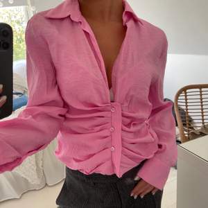 Säljer denna rosa blusen ifrån Zara, verkligen superfin färg 🤎✨ strl XS och helt slutsåld!