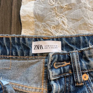 Zara jeans  - Helt oanvända mid/low waist jeans från zara. Säljer då dom inte passar mig men jag han inte skicka tillbaks dom💖 Dom är slitna på ena knät men hålet är inte uttöjt då jag aldrig andvänt dom. Köpta för 359 men mitt pris är 200kr💖