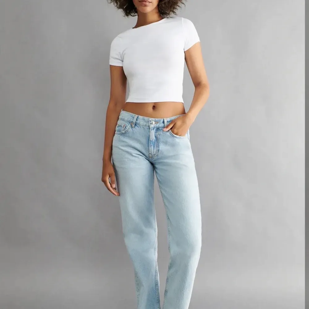 Låg midjade jeans ifrån bikbok, fel storlek.. Jeans & Byxor.
