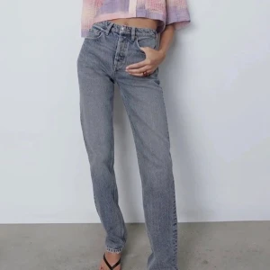 Zara Mid Rise Straight Jeans - Säljer mina mid rise jeans från zara, då dom tyvärr blivit försmå. Dom är fortfarande i jättebra skick! Storlek 32, skriv om ni har fler frågor! Om flera är intresserade blir det budgivning.
