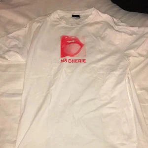 Tshirt - Intressekoll på min hov1 tröja. Tror den är från 2019. Storlek S. kostade 300 nypris och aldrig använd så minsta pris är 200+frakt☺️skriv vid funderingar 