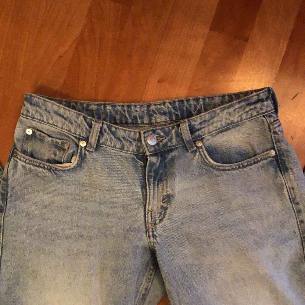 Säljer dessa trendiga och efter traktade  lågmidjade jeans från weekday i modellen ”arrow”. Säljer då dem är lite försmå för mig! Pris kan diskuteras 💓. Jeans & Byxor.