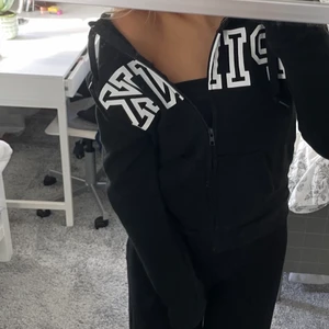 Pink tjocktröja - Säljer min pink tjocktröja för 300kr, köpt i Stockholm 2020. Använd ca 4 gånger, mycket bra skick! Storlek xs 💞💞💞💞