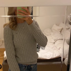 Kabelstickad tröja Gant - Oanvänd kabelstickad tröja från Gant 🦋