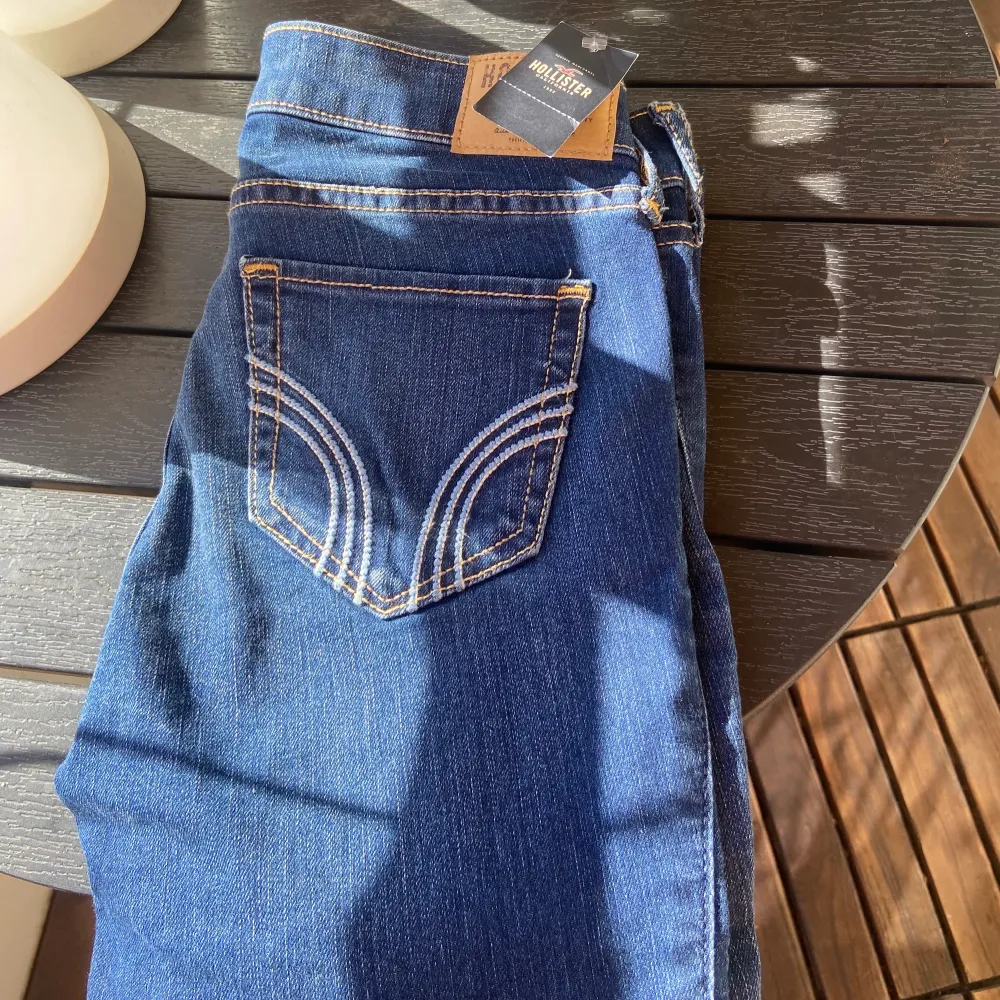 Helt nya hollister jeans med lappen kvar🦋 Säljer pga för liten storlek.  Super skinny jeans W 23 L 31 låg midja   Säljer för 400:- helt nya! Sänker pris till 299:-. Jeans & Byxor.