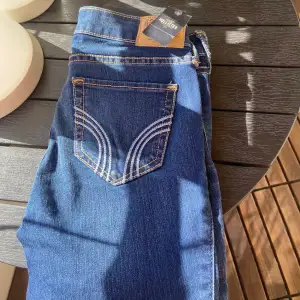 Helt nya hollister jeans med lappen kvar🦋 Säljer pga för liten storlek.  Super skinny jeans W 23 L 31 låg midja   Säljer för 400:- helt nya! Sänker pris till 299:-