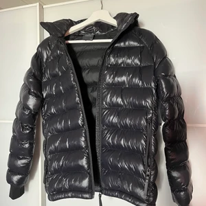 Svart peak jacka  - Svart glansig peak performance jacka i storlek 160, men passar en person som är xs också!!💓knappt använd 