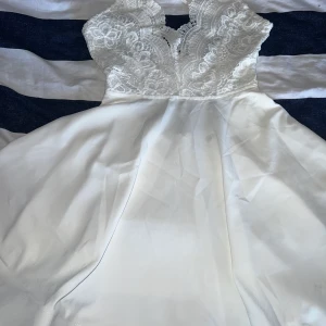 Klänning från Dennis Magic - Väldigt fin klänning med en sjukt fin öppning vid ryggen. Passar bra till dig som ska ta studenten eller till skolavslutning.