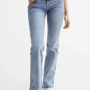 Lågmidjade jeans  - Säljer mina nya Lågmidjade jeans som är super snygga och helt oanvända då de är lite förstora 