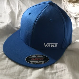 Vans fitted cap nautical blue, nyskick ⚡️slutsåld på hatstore⚡️ - Vans fitted cap nautical blue ny skick, testad en gång. Nypris: 349kr. Storlek L/XL. Kvitto finns men lappar är borttagna. 