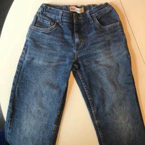 Levi’s loses taper jeans - Snyggt slitna. Lite trasiga vid hälarna. Köpta för 550 kr. 3 månader gamla.
