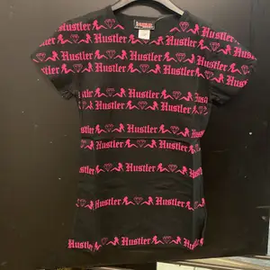 Hustler T-shirt rosa och svart🤍💗 Flera exemplar i storlek m&L 
