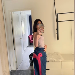 Snygga y2k byxor med en flamingo på baksidan, storlek xs  - Storlek Xs, använt kanske minst 4 gånger och ser jätte bra ut och ny. Köpt på second hand i Irak 