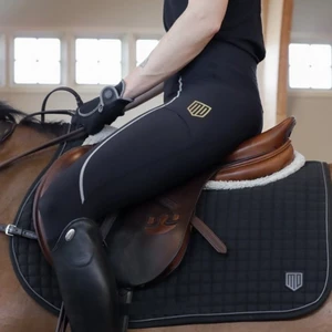 maya delorez ridbyxor - säljer ett par svarta ridbyxor i storlek xs från maya delorez. byxorna har ingen skoning och är fortfarande i bra skick, dock finns ett litet hål vid ena sido fickan