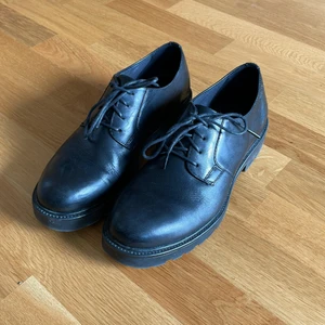 Vagabond Kenova - Lågsko i klassisk modell Kenova i läder från Vagabond. Endast använda ett fåtal gånger, fint skick. I storlek 38 men passar även mig som vanligtvis har stl 39. Nypris 1200kr.