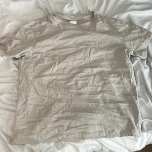 T-shirt - Beige t-shirt från H&M! Storlek S💗 säljer för den inte kommer till användning! Skriv privat för fler bilder