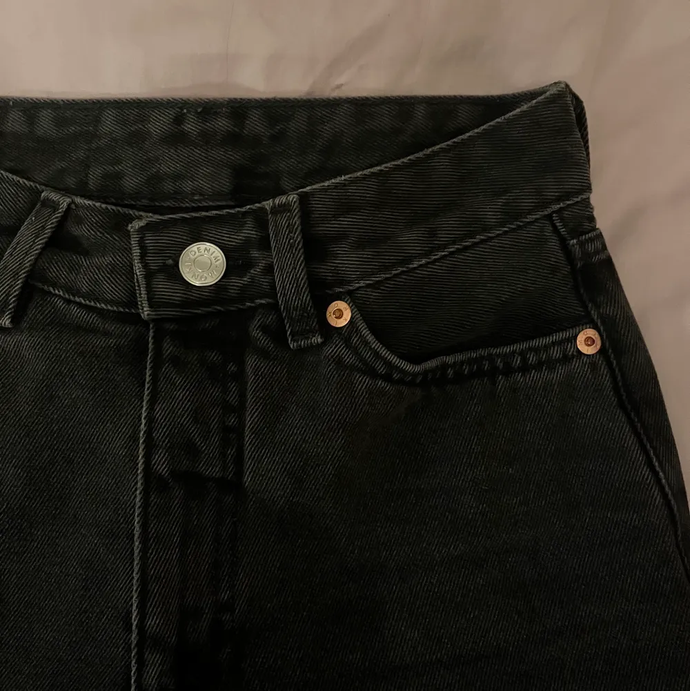 Mom jeans från monki i sliten svart färg (de ska vara så). Storlek W24, ankellånga. Använda och en ögla är trasig (se bild 3) men det påverkar inte funktionen. . Jeans & Byxor.