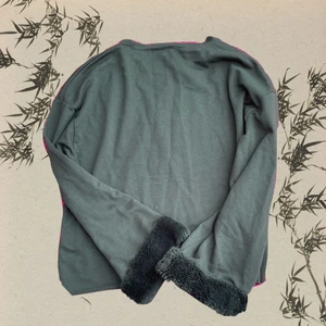 Zara fur-sleeved tröja strl L - Tröja med faux fur detaljer kring ärmarna i väldigt gott skick, använd ca 4 gånger. Stor passform. 