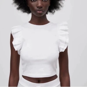 Zara topp - Zara volang topp i storlek xs 🙌🏼💓ingen defekt använd 1 gång därav priset de är också den som inte säljs längre den kortare modellen. Enligt mig också den snyggare asså den på bilen 🙌🏼💓🌟🧞‍♂️