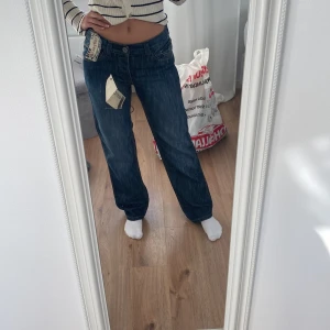 vintage jeans - skitsnygga vibtage jeans som är oanvända, passar mig som vanligtvis brukar ha S