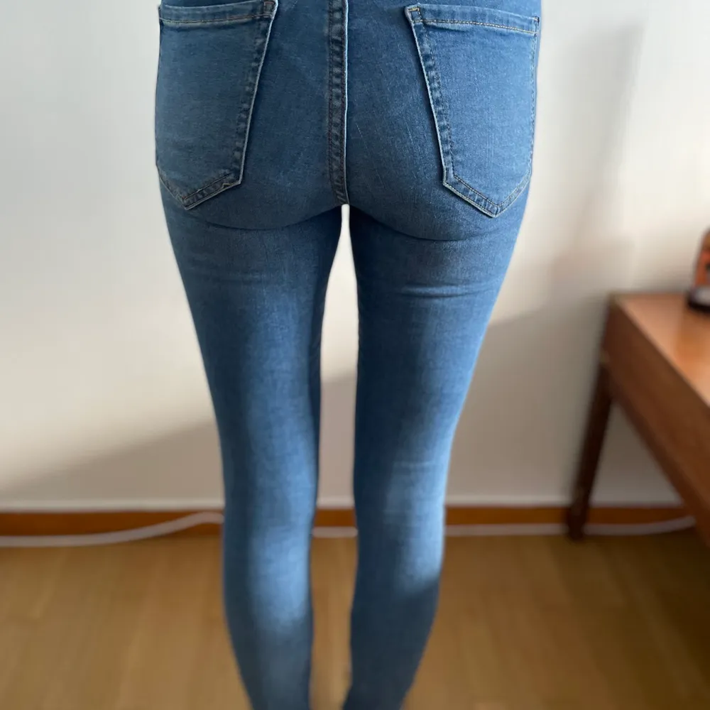 Tighta deminbyxoe från Ginatricot. Namn: Perfect jeans Storlek S. Köparen står för fraktkostnad. . Jeans & Byxor.