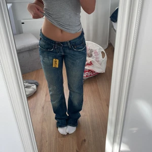 lågmidjade jeans - skitsnygga lågmidjade jeans som är oanvända, nypris 1199kr men jag säljer för 300+frakt