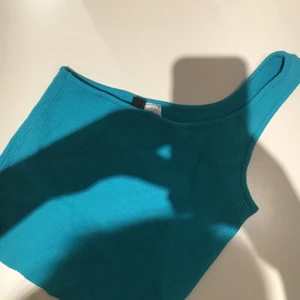 Topp  - Säljer denna jätte fina topp från HM som aldrig kom till advädning. Som jag sa är den ALDRIG använd men pris lappen finns inte kvar. Skönt stickad material som är väldigt stretchigt 