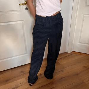 Randiga kostymbyxor från NAKD  - Mörkblåa randiga kostymbyxor från zara Använda 1 gång