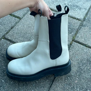 Storlek 39  - Köpte dessa från H&M för ungefär ett år sedan. 400kr köpte jag dem för. Men säljer dem lite lägre. Skriv privat för fler bilder. (tvätter dem innan jag säljer dem).