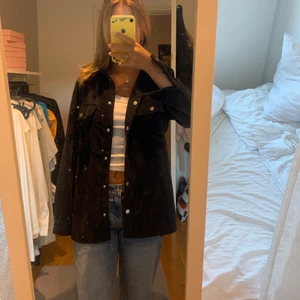 Jacka - Jättefin lite svalare jacka nu till hösten, super fin & sparsamt använd🥰