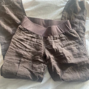 LÅGMIDJADE LINNEBYXOR - Säljer mina jättefina vintage lågmidjade linnebyxor då dem inte kommer till användning! Köpte dem secondhand i new york! Aldrig använda och är köpa för ca 250kr plus frakt❤️