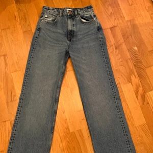 Pull and bear jeans - Blå jeans från Pull and bear i fint skick! Storlek 36 150kr+ frakt💕