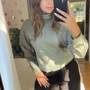 Tjocktröja - Blå/grön tröja i strl L men passar mig bra som vanligtvis har M. Super skönt material och aldrig använd!