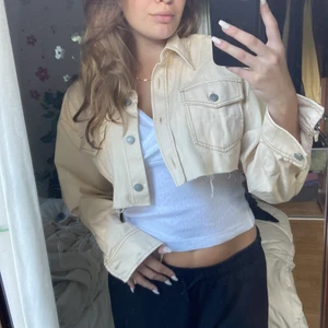 Jeansjacka - Beige jeansjacka från &otherStories. I super fint skick!