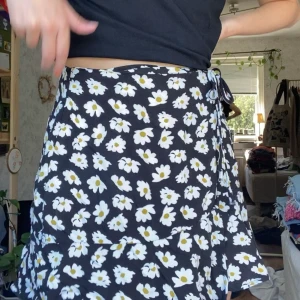 Blommig tjol - knyts runt midjan och har en knapp för insidan som extra support! URgullig🤩