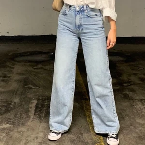 Vida blå jeans från Gina - Obs första bilden ör lånad, ett par vida blå jeans ifrån Gina Tricot i strl 40 men passar en 38, näst intill oanvända. Nypris 599