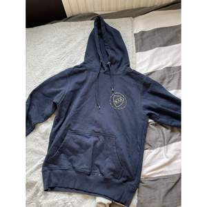 Säljer denna Djurgården hoodie som jag fick men knappt använt☺️ Väldigt fin och skön tröja i nyskick som håller en varm på tex fotbollsmatcher😃😃 köptes för 500-700kr, är lite osäker eftersom jag gick den i present. Skriv vid frågor☺️ pris kan diskuteras😇