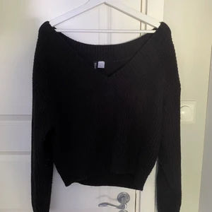 Stickad tröja från H&M - En stickad V ringad tröja ifrån H&M i strl M