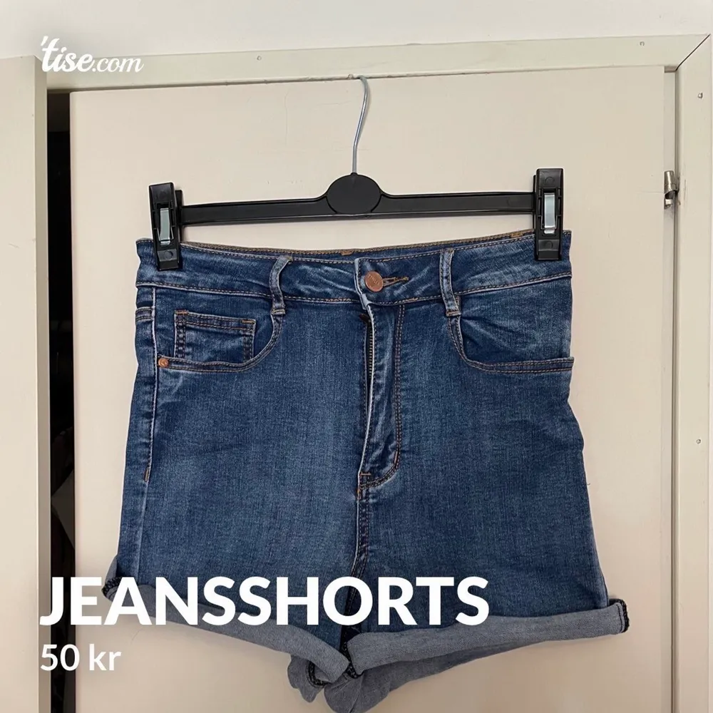 Ett par jeansshorts som knappt är använda. Sitter jättebra på!   Vid köp av flera plagg så kan ett paketpris erbjudas ✨ Priset går att diskutera . Shorts.