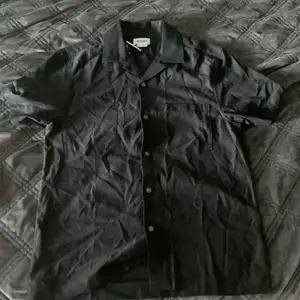 En fin kortärmad svart skjorta från weekday. Aldrig använt bara provat och säljer pga att den inte kommer till användning längre. Skicka iväg ett meddelande för pris