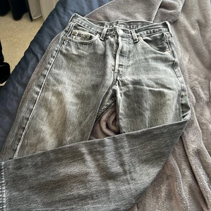 Vintage Levis 501  - Jättefina levis 501 byxor, har ett litet hål vid inre låret men det syns inte så mke! Kan försöka fixa det vid behov! Det Innerbenslängd: 68cm pris kan diskuteras, jag tror att de är uppsydda så lappen där bak kan ha lite fel när det kommer till storlek