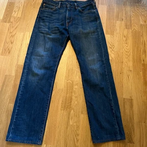 Levi’s 505 jeans - Väldigt bra skick, knappt använda. Mörkblå färg av den klassiska 505 herrmodellen. Ganska vida men inte jätte ”baggy” passform.  Storlek 33 midja 34 ben 