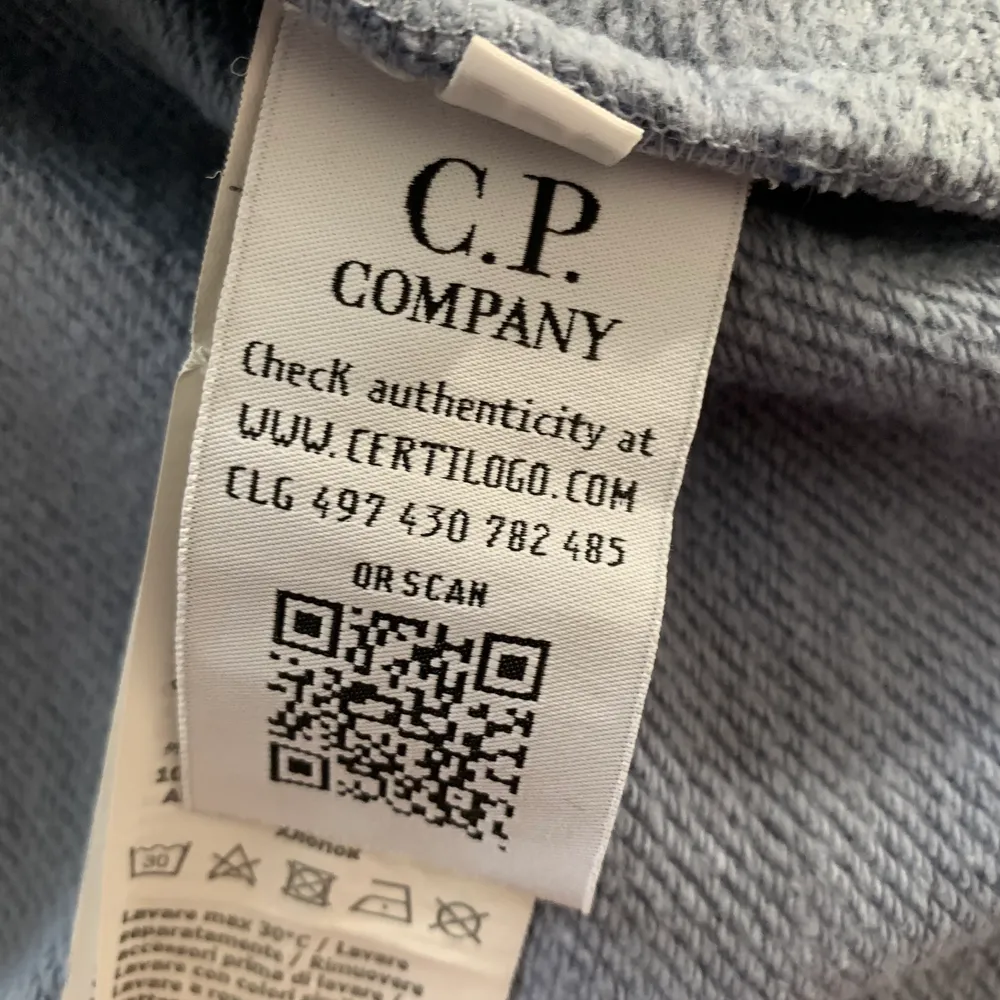 Cp Company hoodie i storlek M. Använd en del men fortfarande i bra skick. Köpt på hemsidan. Pris kan diskuteras. nypris ca 2200. Hoodies.