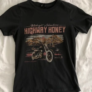 T-shirt med tryck - Mörkgrå T-shirt med tryck. Köpt på Gina och har bra skick!