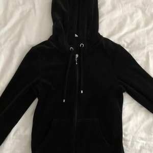 Svart sammetskofta - Svart sammetskofta från Cubus. Fint skick! Tillhörde ett set.