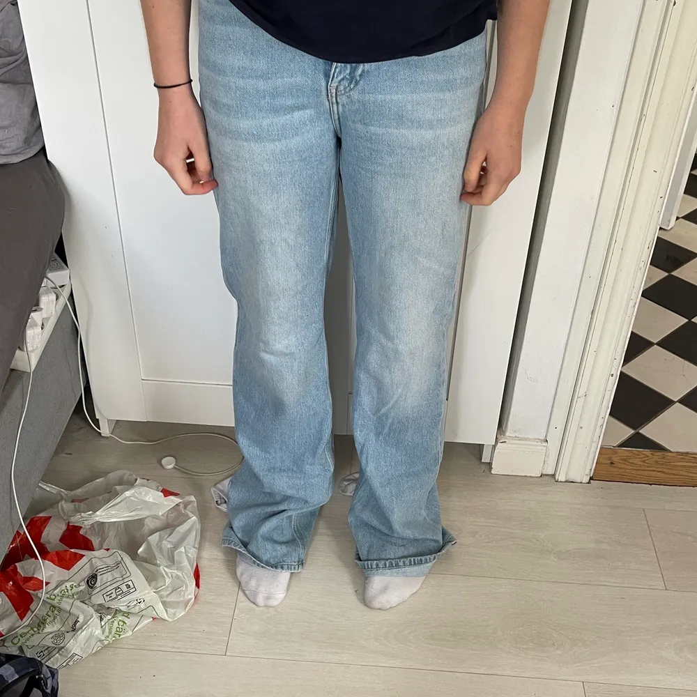 Säljer mina absoluta favorit jeans då dom tyvärr tyvärr har blivit för små. Använda några enstaka gånger så dom är i mycket bra skick. Ljusblå raka jeans med mellanhög midja (vid naveln ungefär). Byxorna är i storlek S men passar även Xs-M ! . Jeans & Byxor.