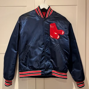 Världens coolaste jacka 😮‍💨❤️ - Säljer denna underbara jacka som jag fått så många komplimanger. Äger för många jackor, därav får denna hamna hos någon som skulle använda den mer än jag. Så fint skick, kan även skicka fler bilder. Passar en s/m skulle jag säga. ❤️💙