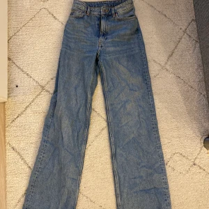Blåa vida jeans - Säljer då dom är för små, fint skick.